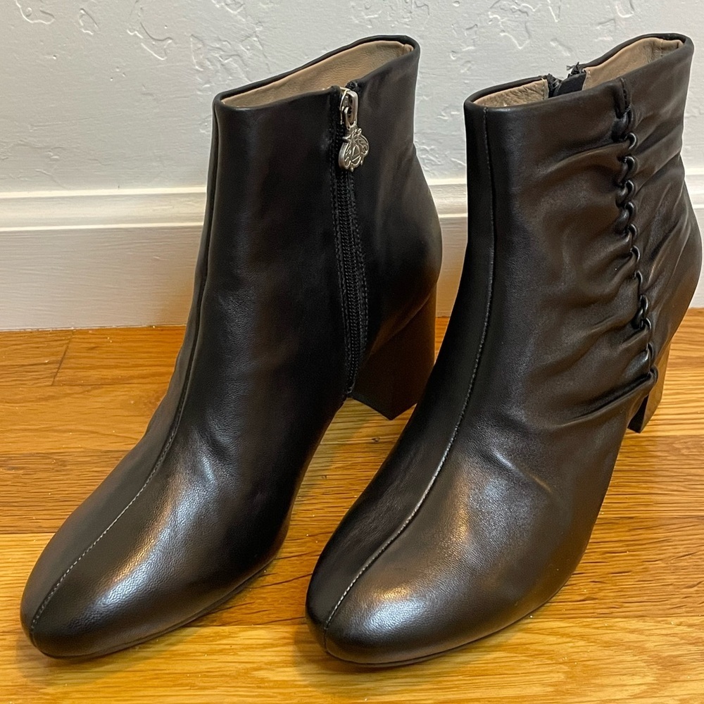 BETTYE MULLER CONCEPT Deena Leather Black Zip Leather Ankle Booties Size 9 Bee